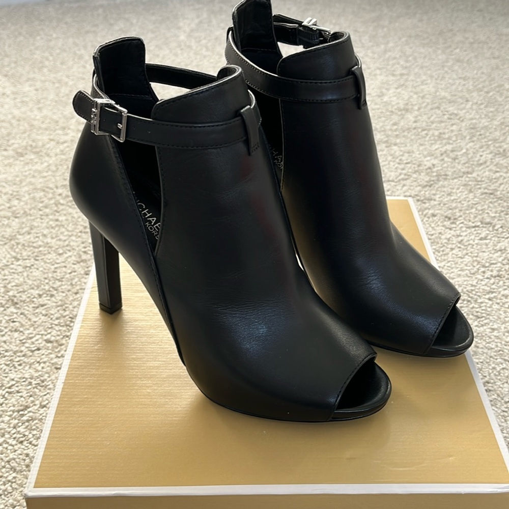 New in box Michael Kors Lawson open toe leather bootie, size 6.5m, black leather